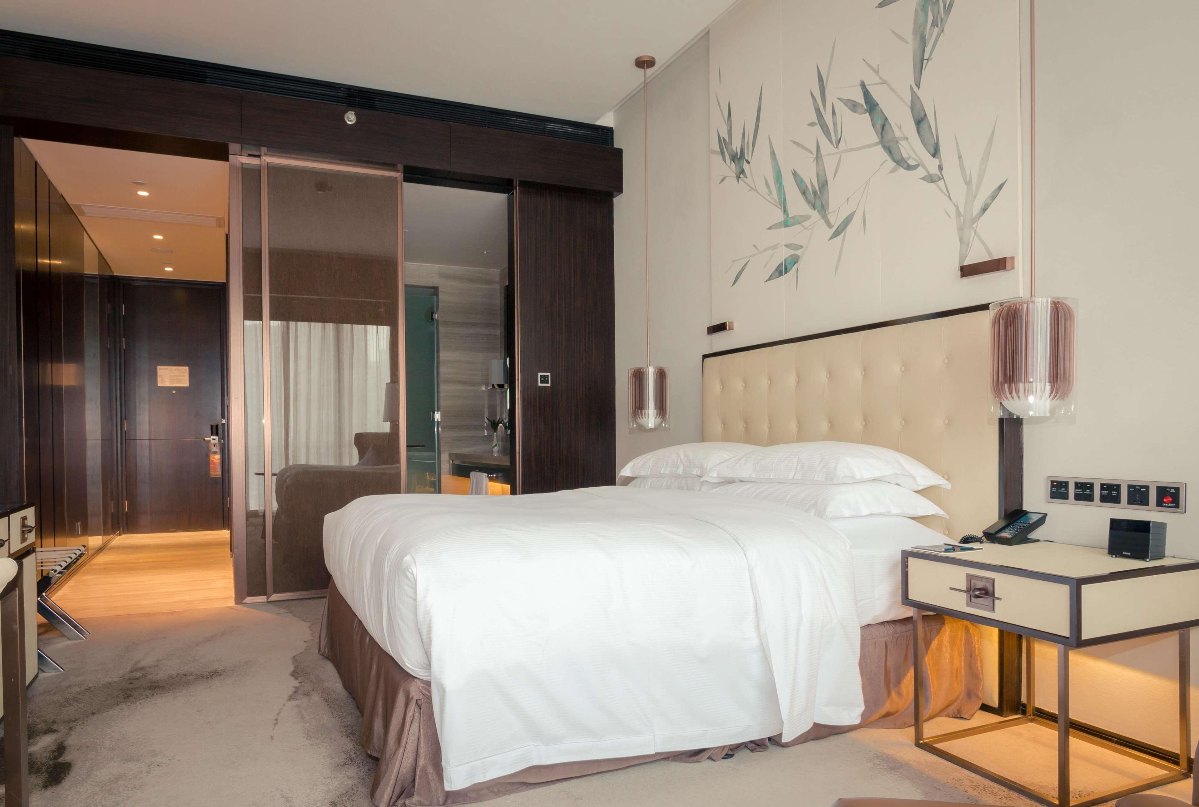 Hilton Shenzhen Futian: Metro-Adjacent, Convention Center Proximity Hotel Exterior photo