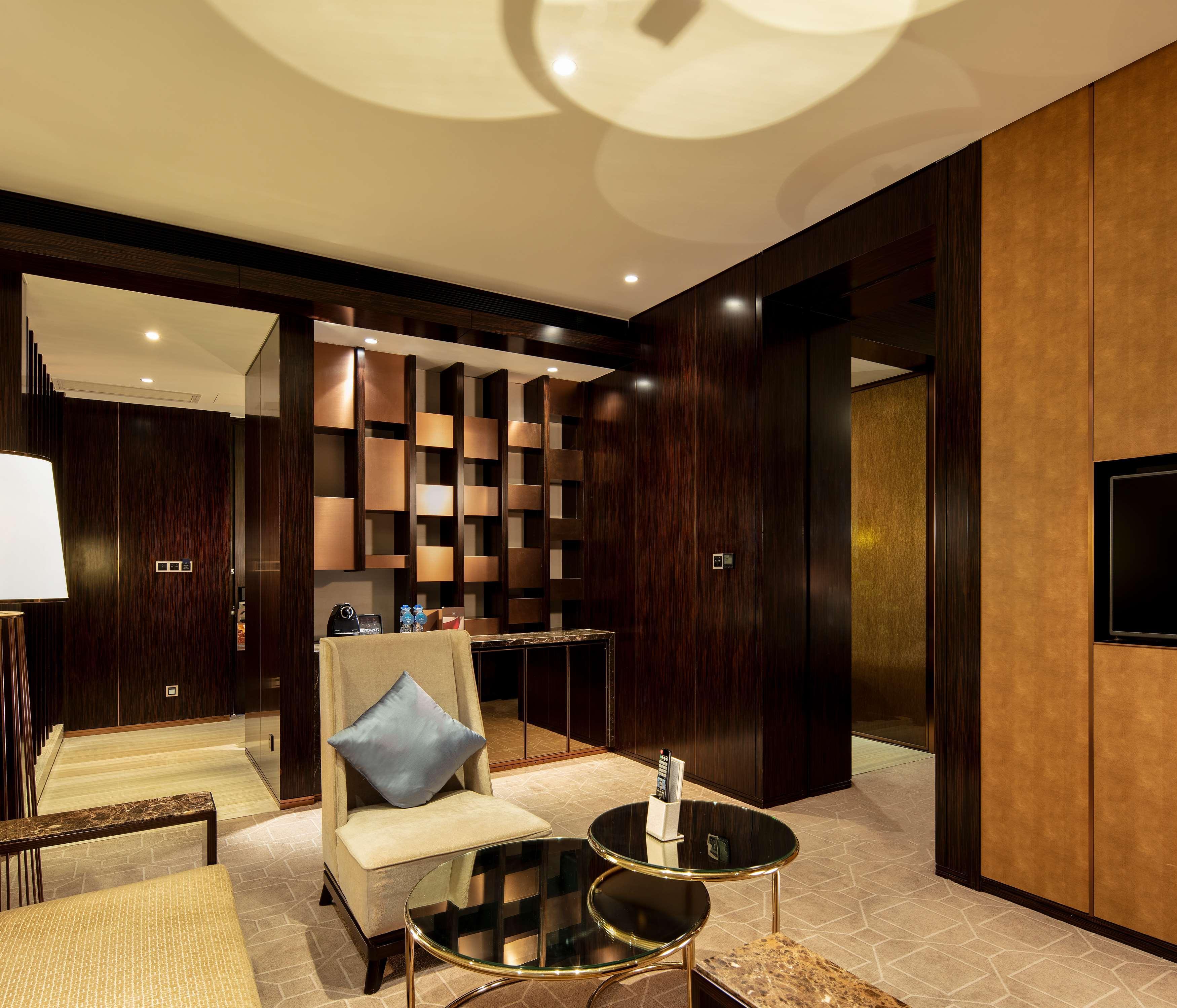 Hilton Shenzhen Futian: Metro-Adjacent, Convention Center Proximity Hotel Exterior photo